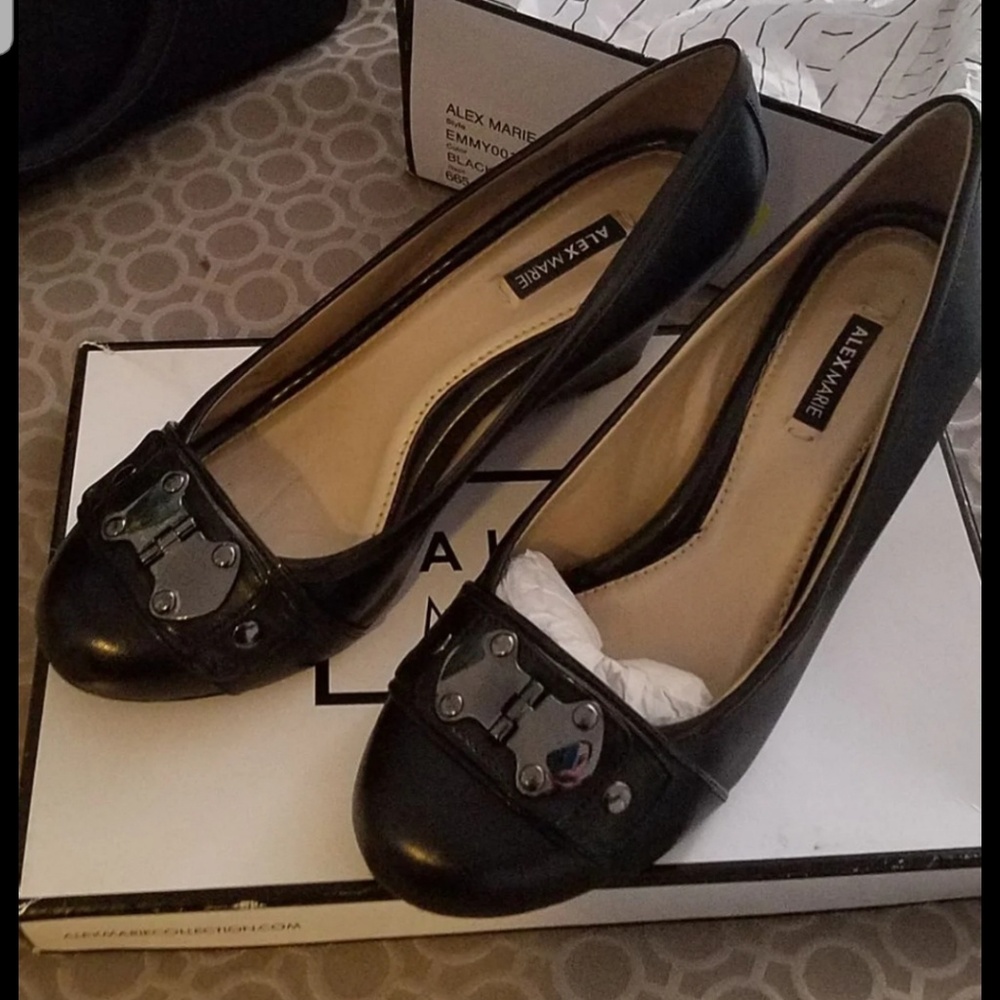 Black wedges